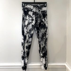Size XS Betsy Johnson black and white “ink in water” style athletic leggings.